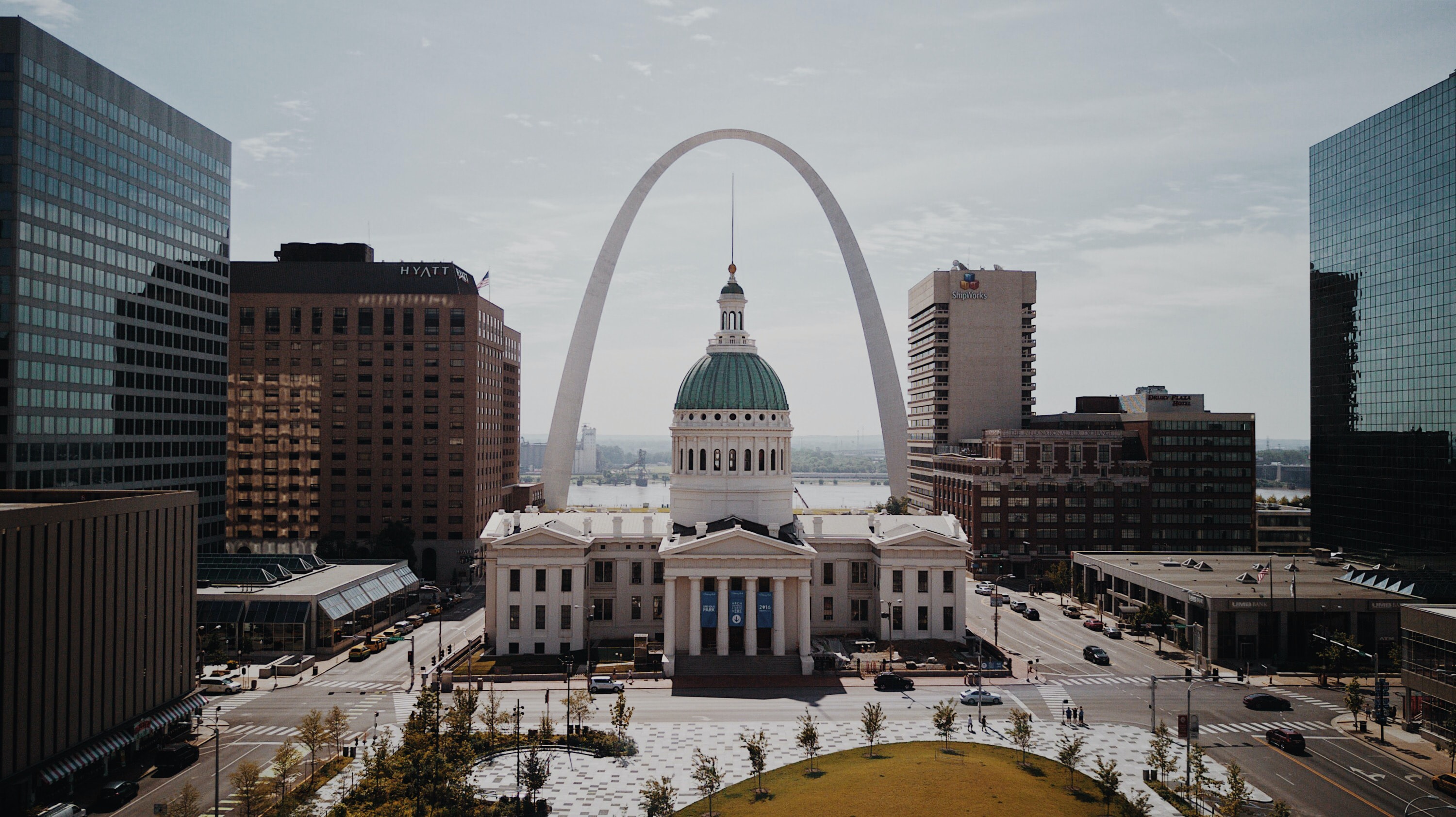 The Old St. Louis County Courthouse with the St. Louis Arch in the background.